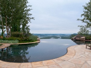 The pool does not appear to have a rim.